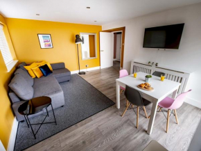 Central Contemporary Apartment Pass The Keys